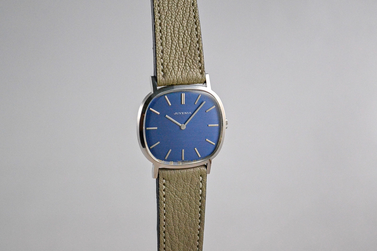 juvenia tv bleue mécanique LumeVille montre vintage