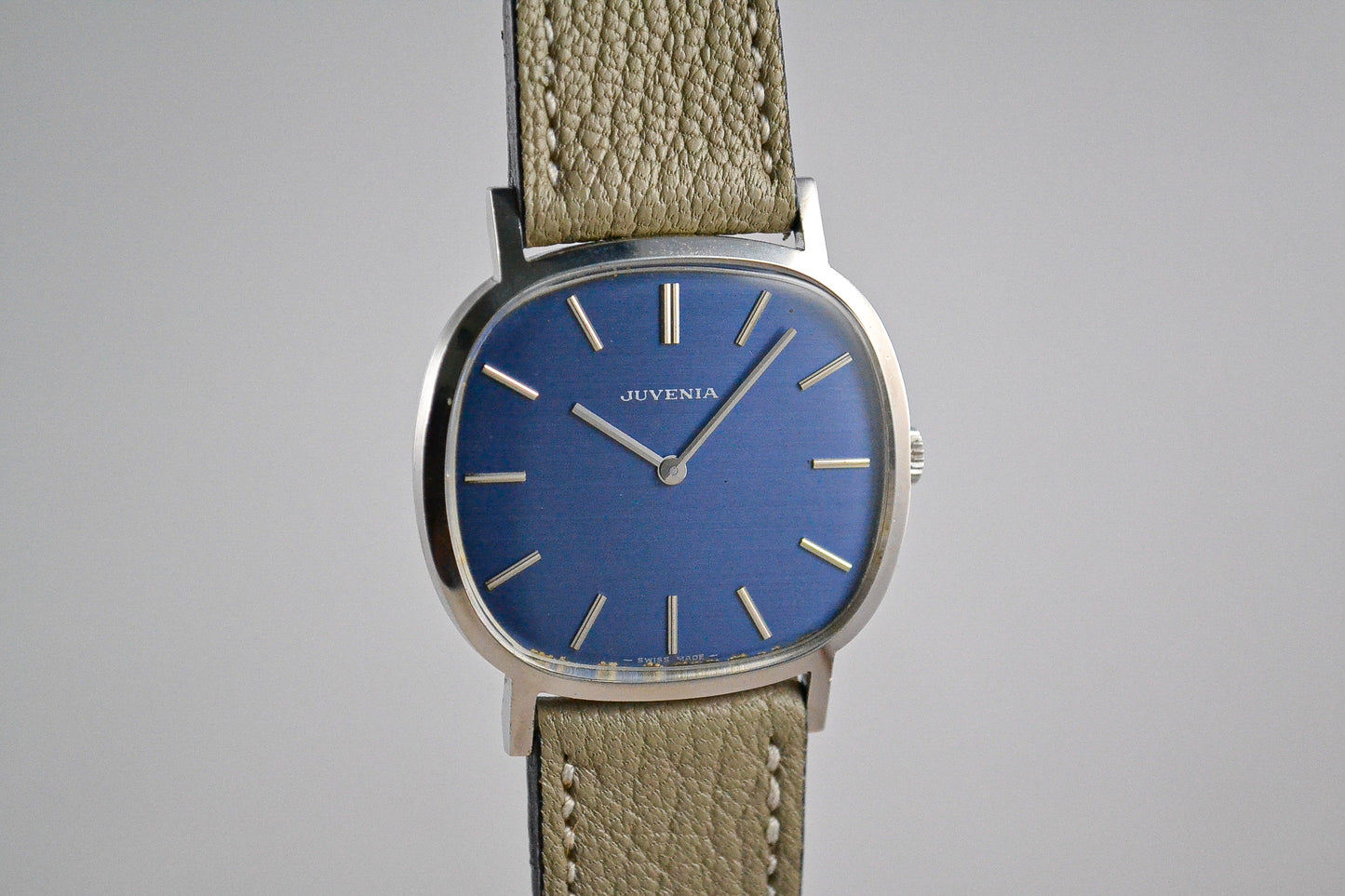 juvenia tv bleue mécanique LumeVille montre vintage