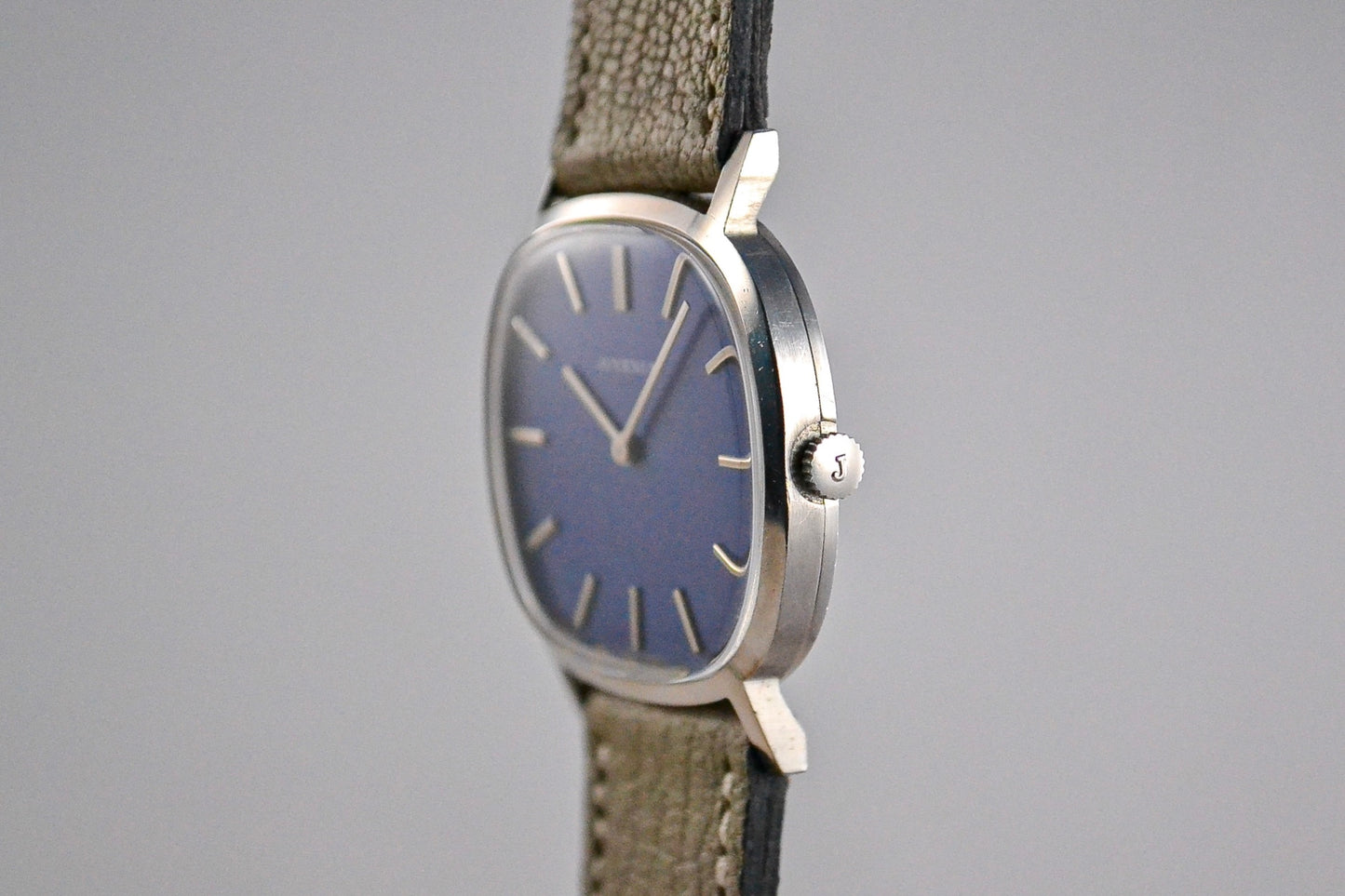 juvenia tv bleue mécanique LumeVille montre vintage