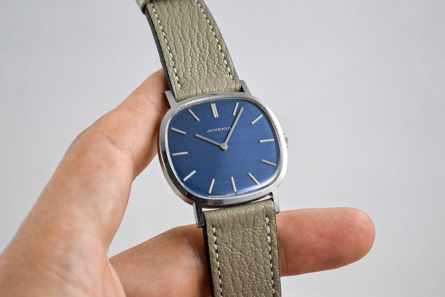 juvenia tv bleue mécanique LumeVille montre vintage