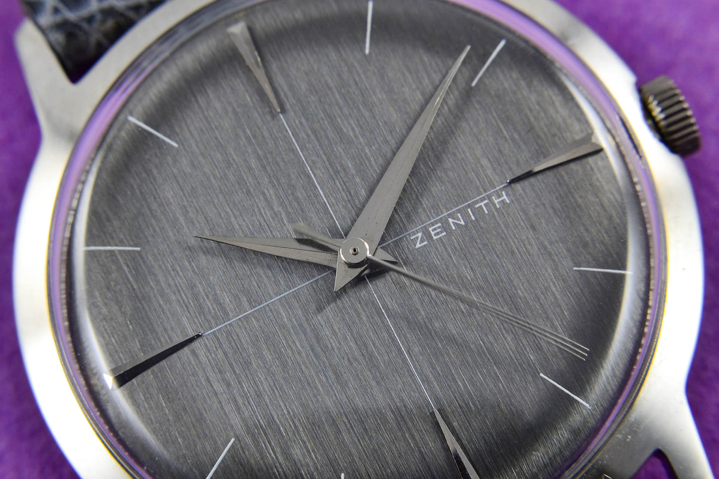 montre vintage lumeville Zenith Cadran Crosshair gris brossé