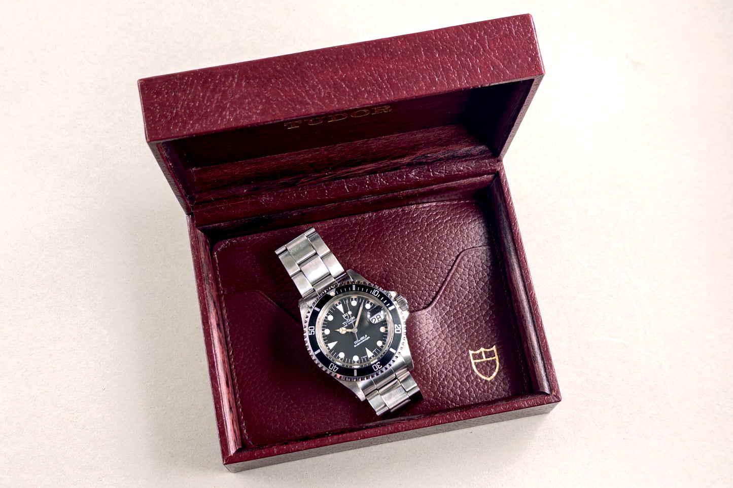 Tudor Submariner ref. 79090 1995 black tritium vintage dive watch Lumeville vintage watch with box and card holder