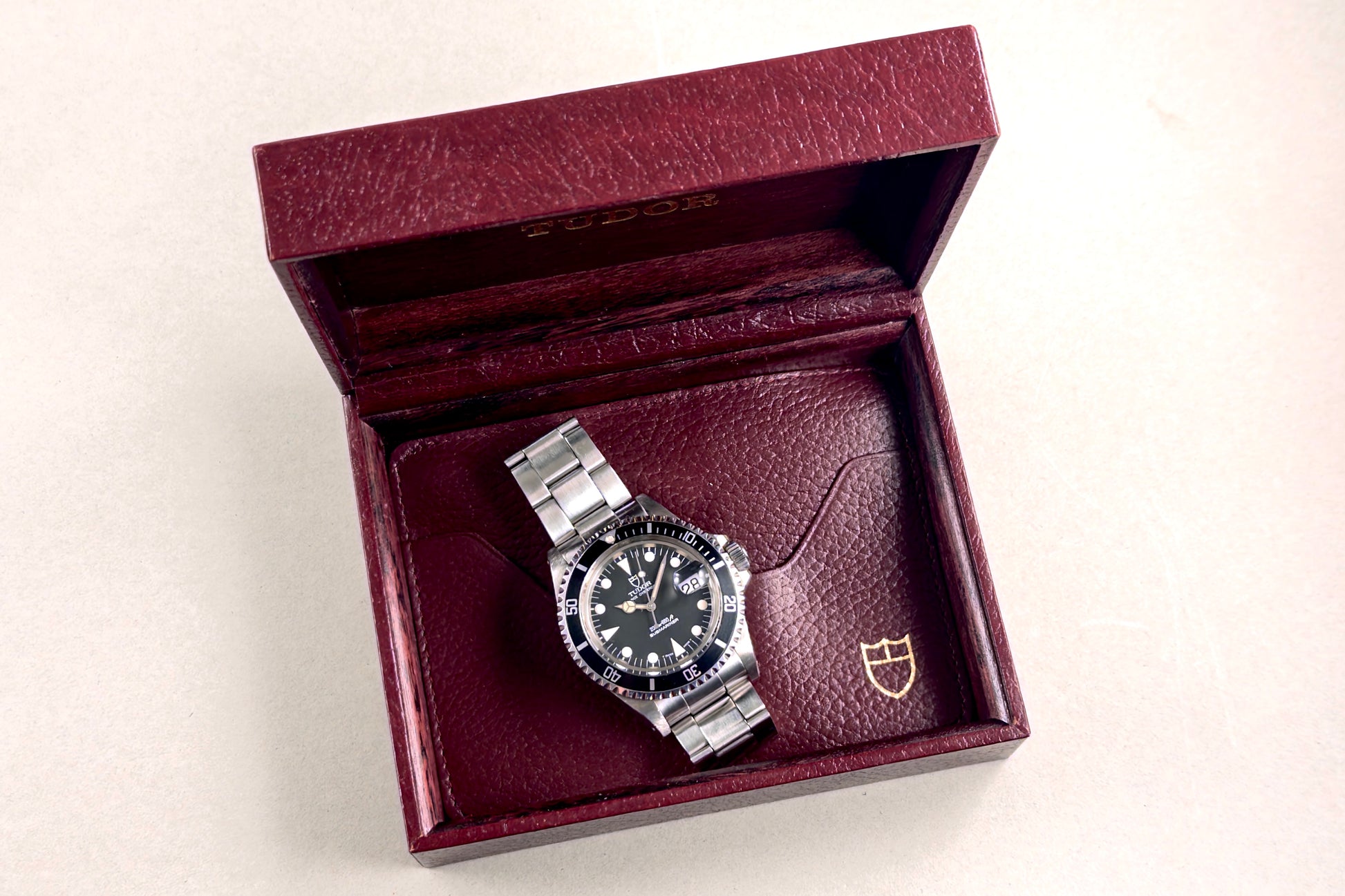 Tudor Submariner ref. 79090 1995 black tritium vintage dive watch Lumeville vintage watch with box and card holder