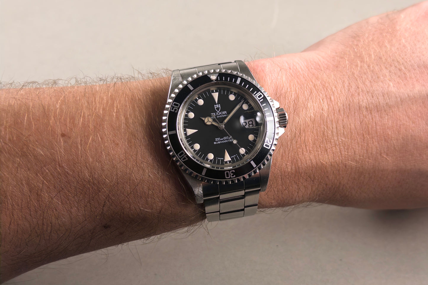 Tudor Submariner ref. 79090 1995 black tritium vintage dive watch Lumeville vintage watch wristshot on wrist