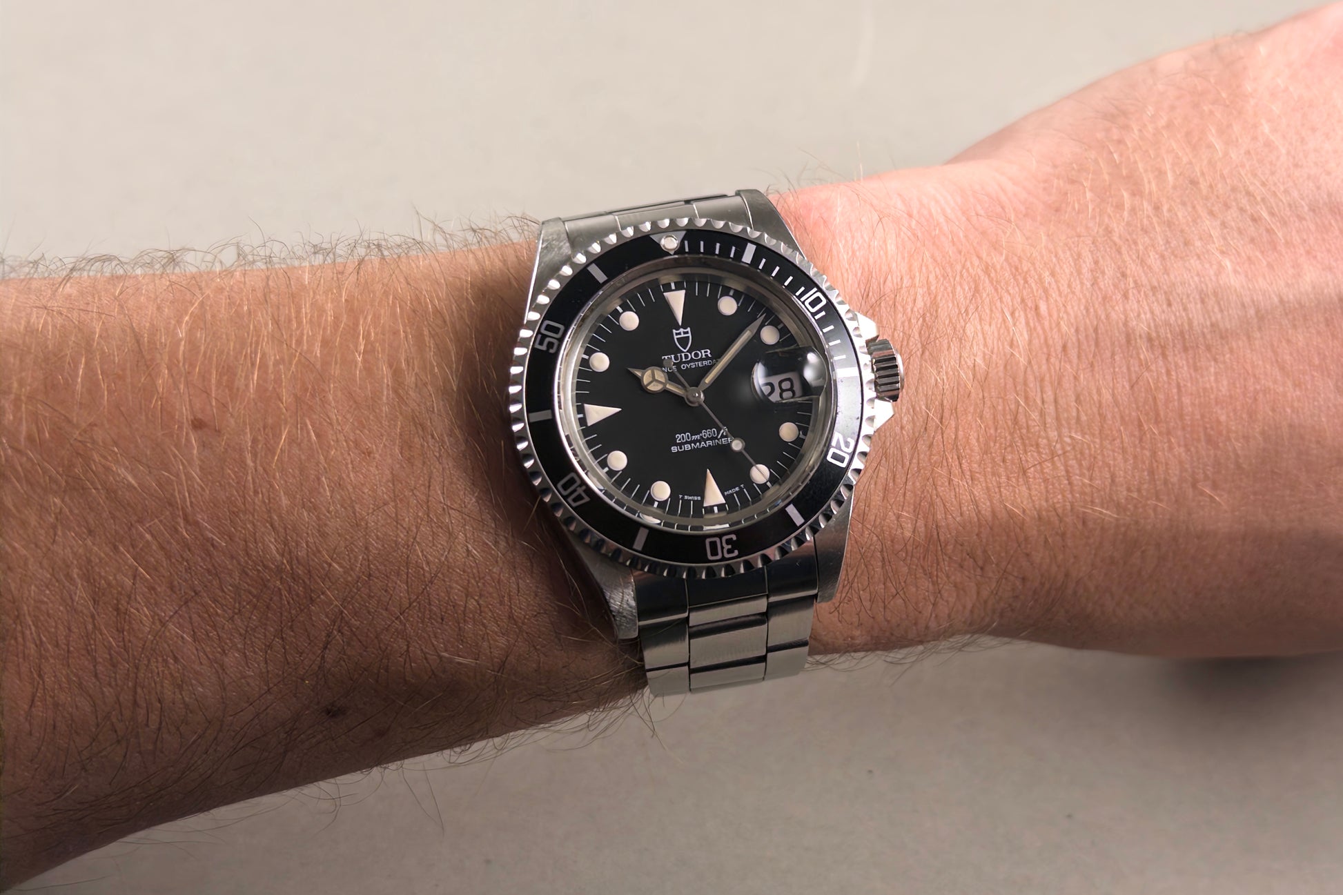 Tudor Submariner ref. 79090 1995 black tritium vintage dive watch Lumeville vintage watch wristshot on wrist