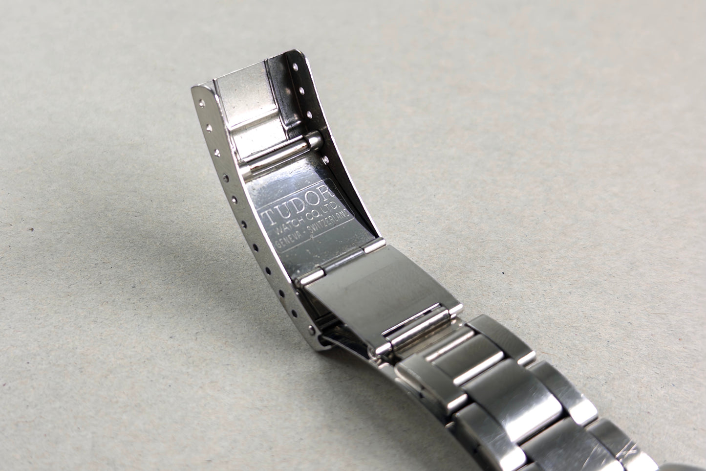 Tudor Submariner ref. 79090 1995 black tritium vintage dive watch Lumeville vintage watch folded oyster bracelet 9315