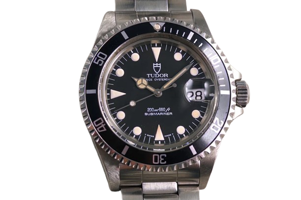 Tudor Submariner ref. 79090 1995 black tritium vintage dive watch Lumeville vintage watch close up face