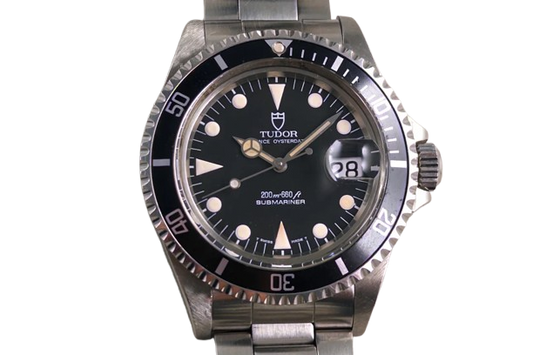 Tudor Submariner ref. 79090 1995 black tritium vintage dive watch Lumeville vintage watch close up face