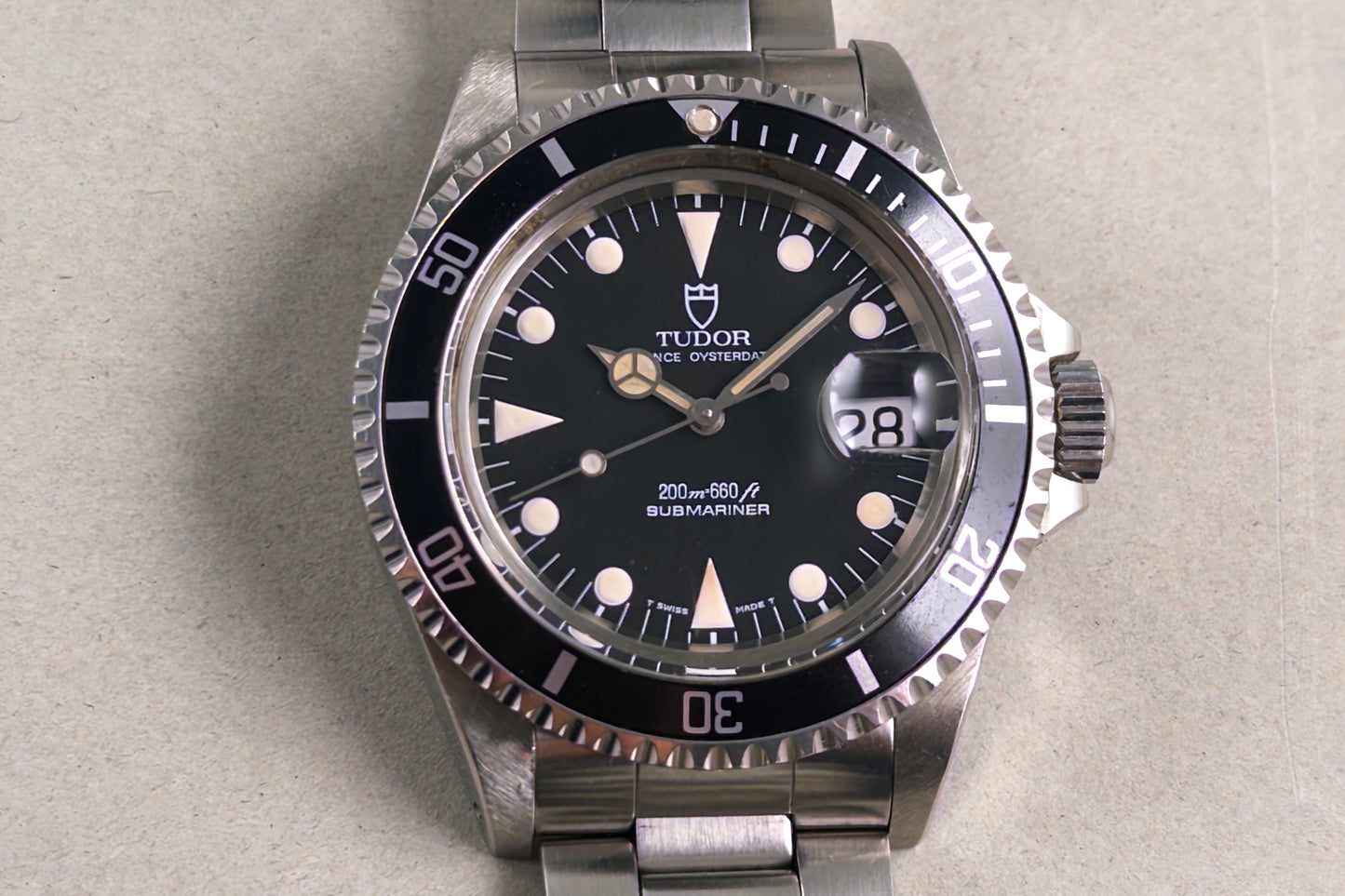 Tudor Submariner ref. 79090 1995 black tritium vintage dive watch Lumeville vintage watch close up face