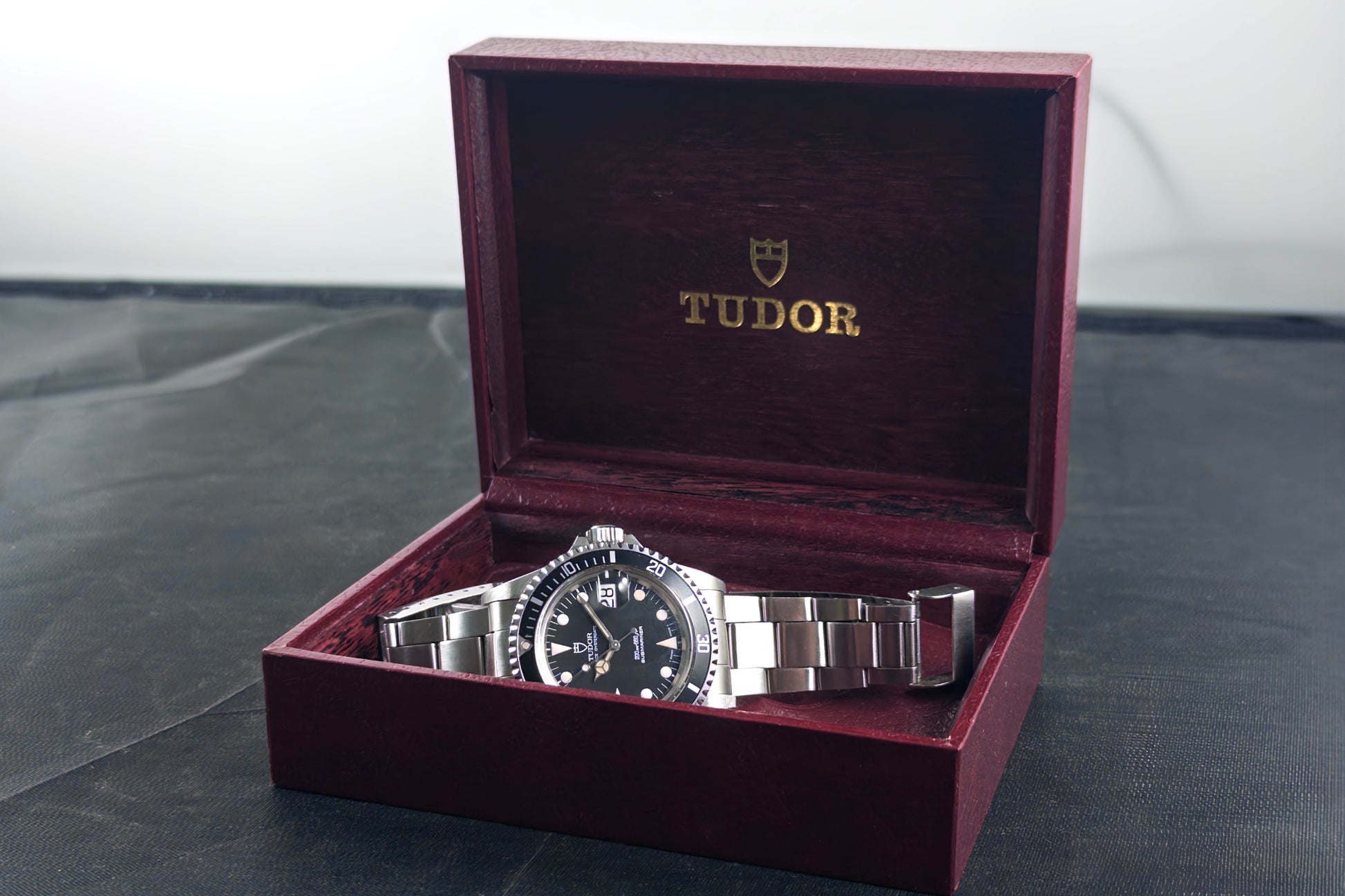 Tudor Submariner ref. 79090 1995 black tritium vintage dive watch Lumeville vintage watch with box