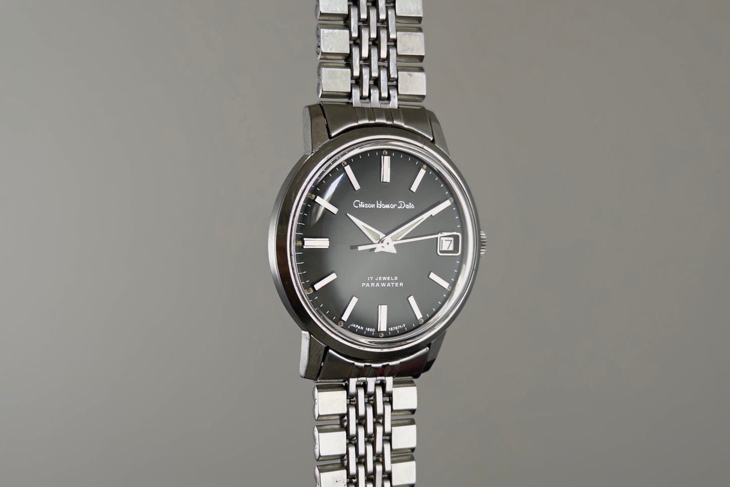 Citizen Homer Date 63-2058 seen from the front on its beads-of-rice bracelet