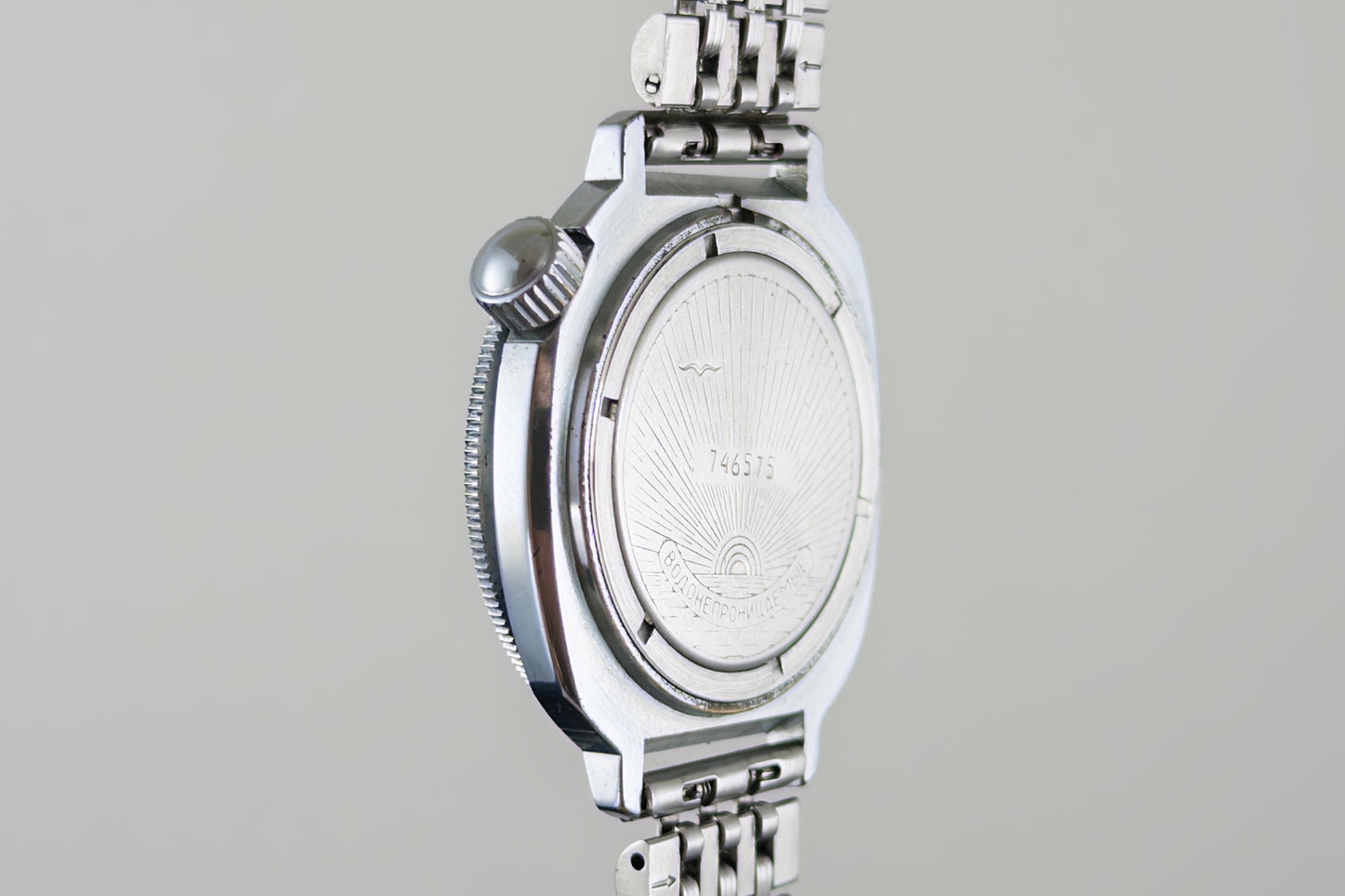 Side profile of the Vostok Komandirskie case, crown and caseback