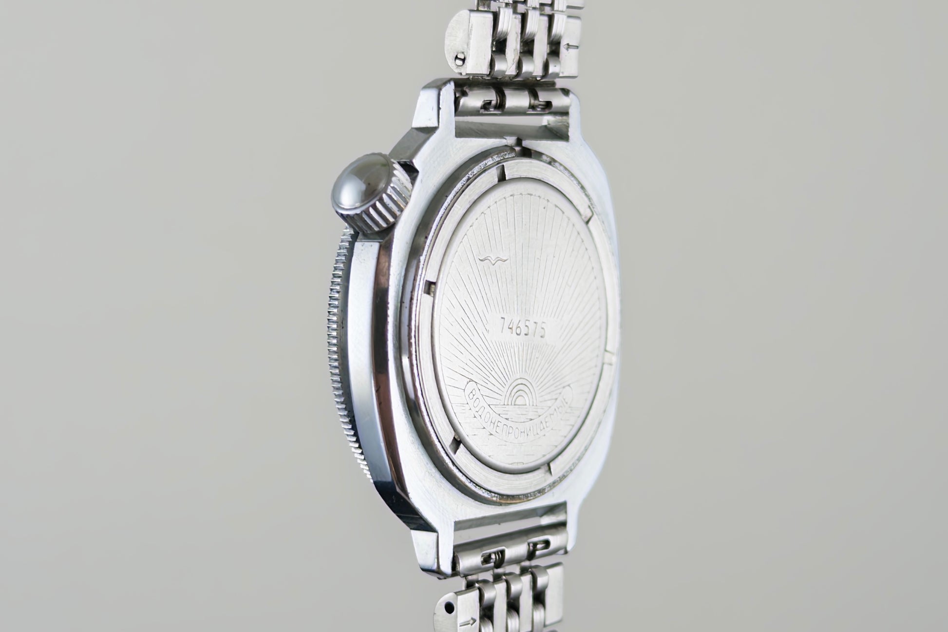 Side profile of the Vostok Komandirskie case, crown and caseback