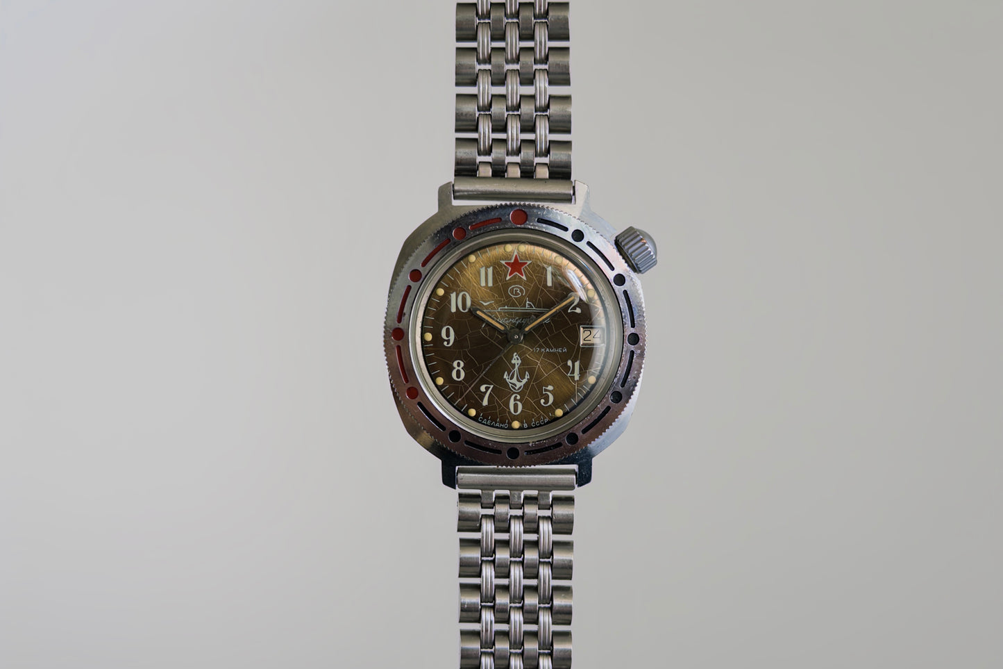 Vostok Komandirskie Tropical Spider seen from the front on its steel bracelet