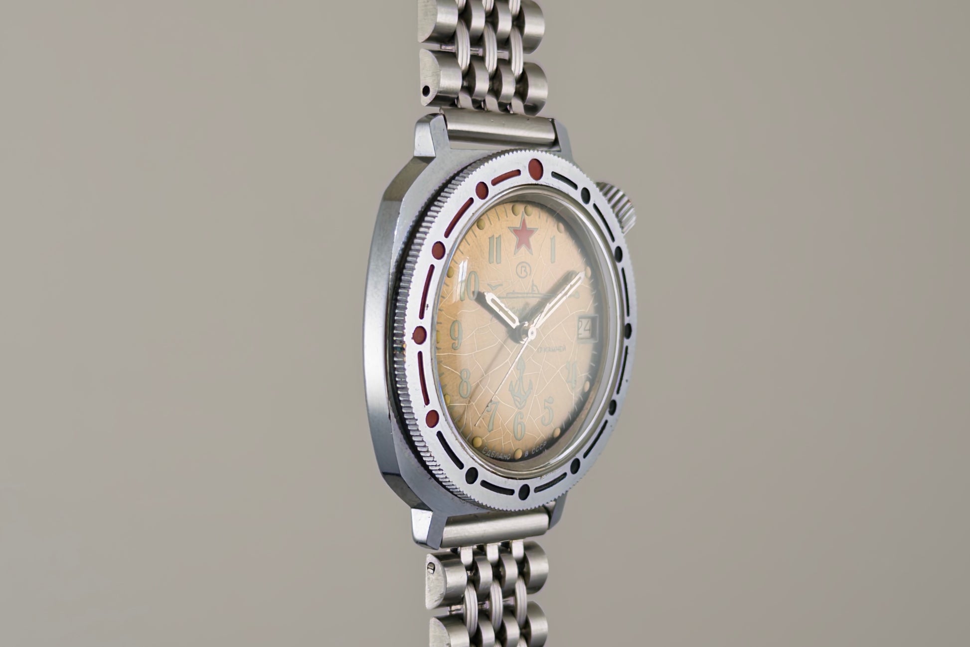 Vostok Komandirskie tropical dial with red star and anchor, viewed at an angle