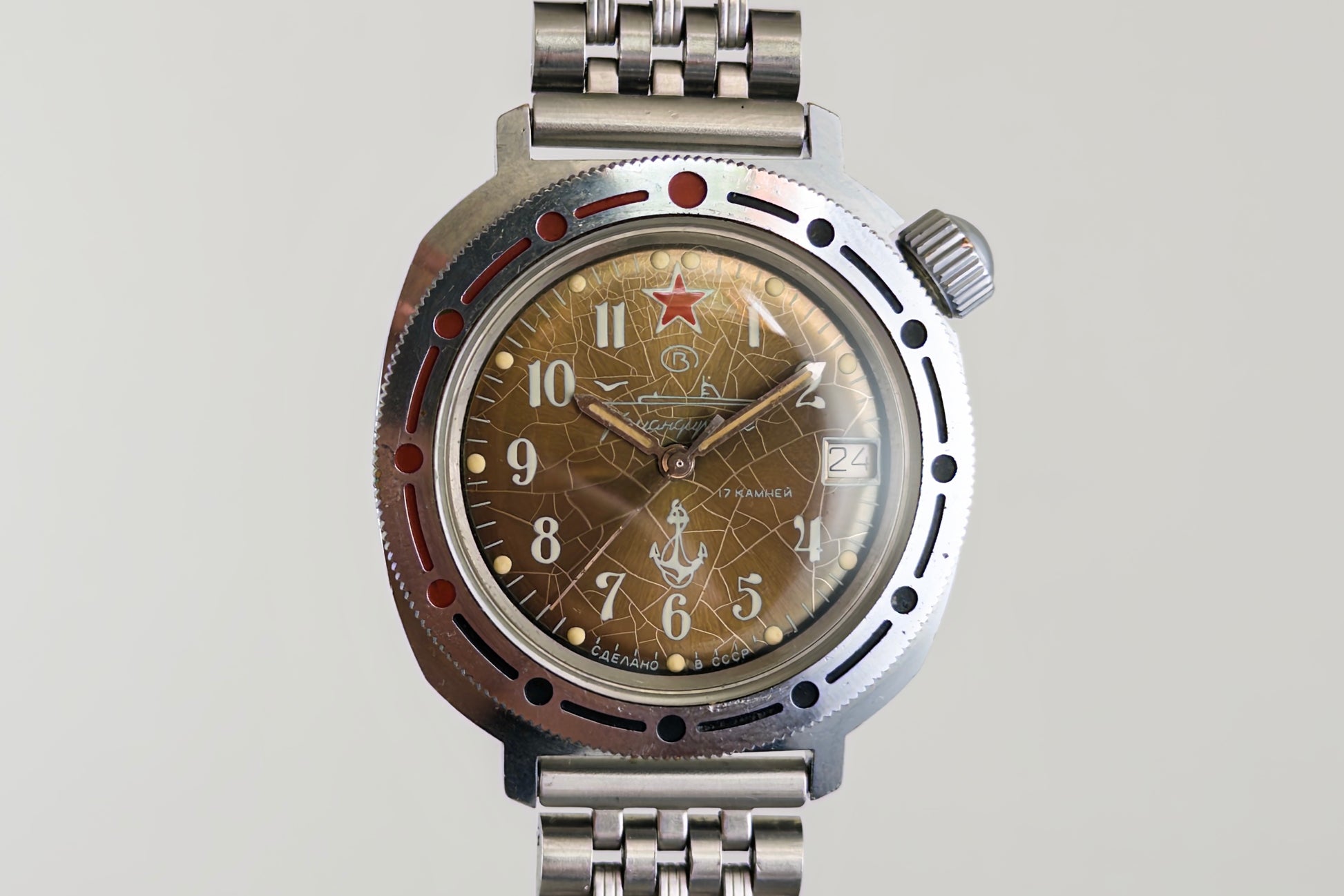 Close-up of the Vostok Komandirskie Tropical Spider dial, bezel and date window