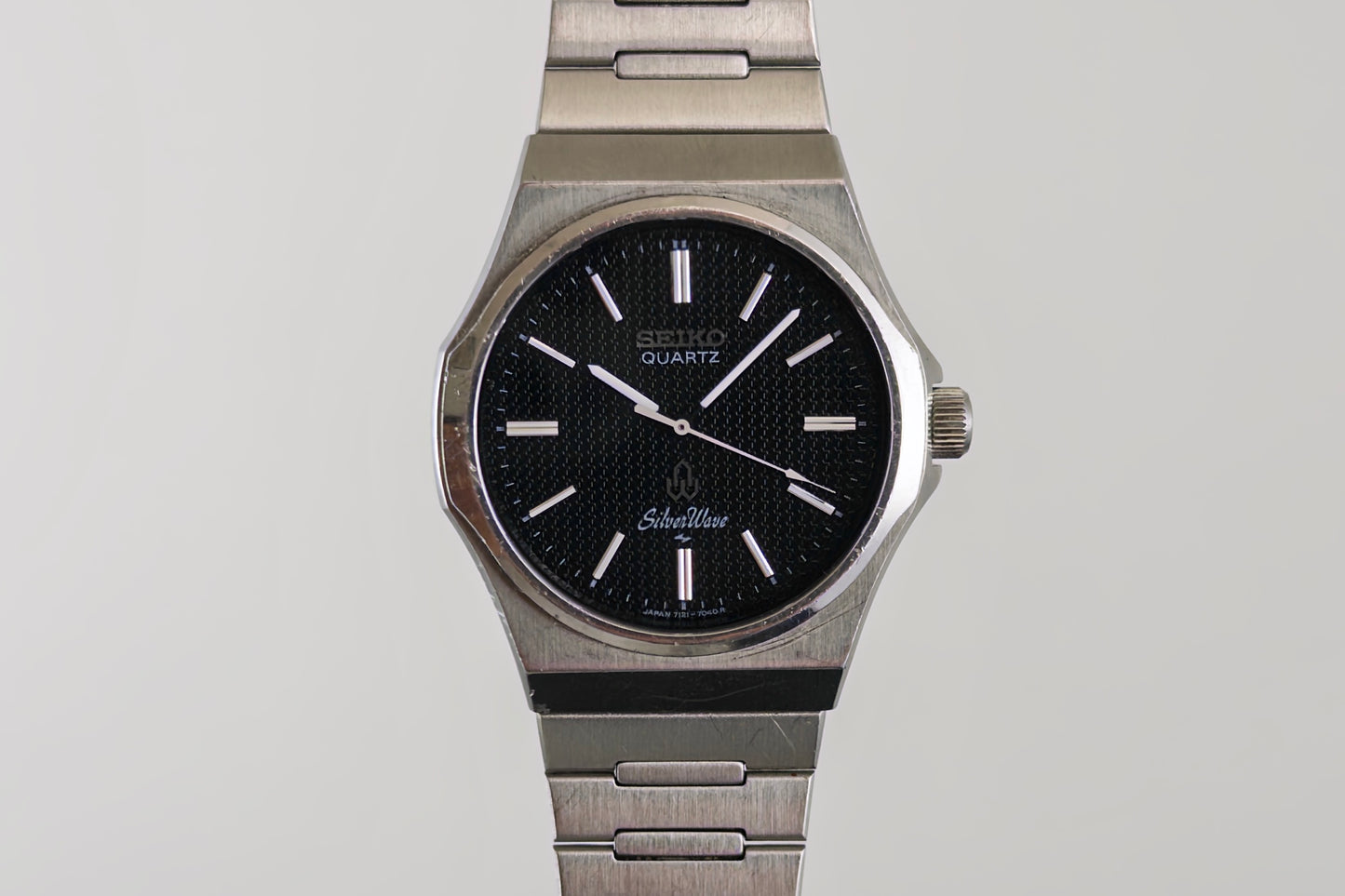 Black textured dial of the Seiko Silverwave with Seiko Quartz and Silverwave markings