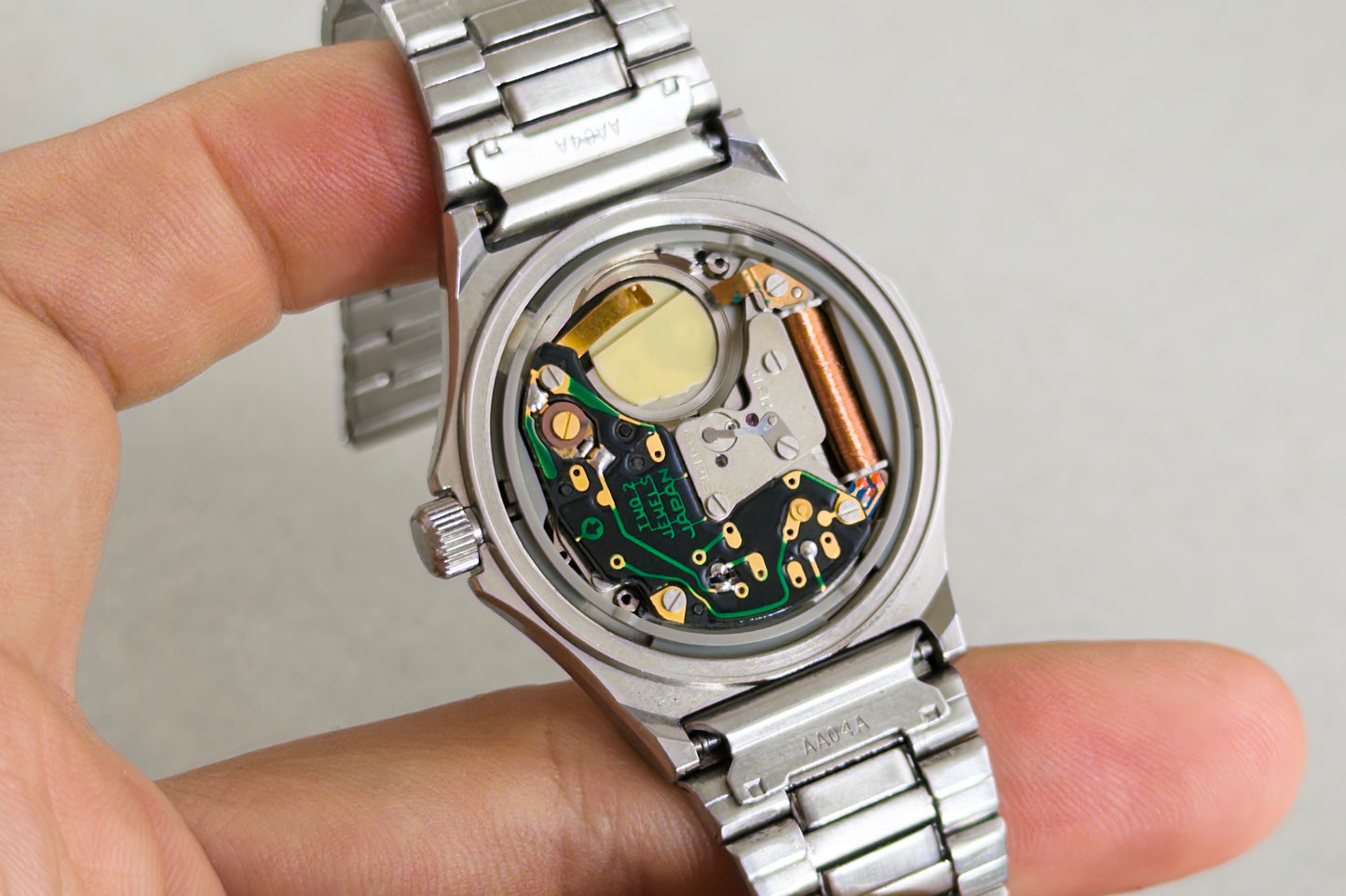 Quartz movement of the Seiko Silverwave 7121 with the caseback removed